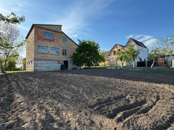 Великий будинок з садом та городом біля річки та парку Корсунь-Шевченковский