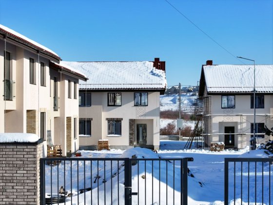 Продам котедж з комунікаціями та асфальтованим доїздом р-н Щасливе Ровно