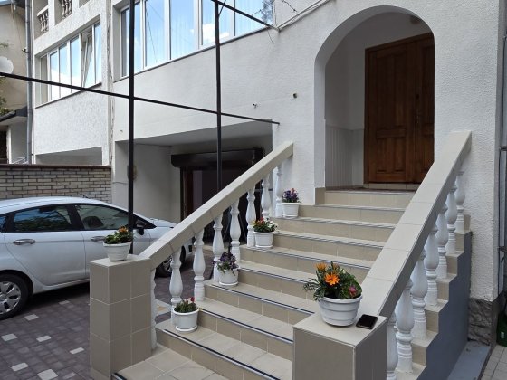 Продається будинок біля Аєропорта. В хорошому стані - заїхай і живи Чернівці