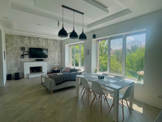 Продам будинок з гаражем в районі 18 школи! Рівне