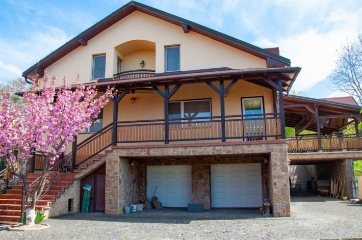 Продається великий будинок поблизу центру міста - фото 1