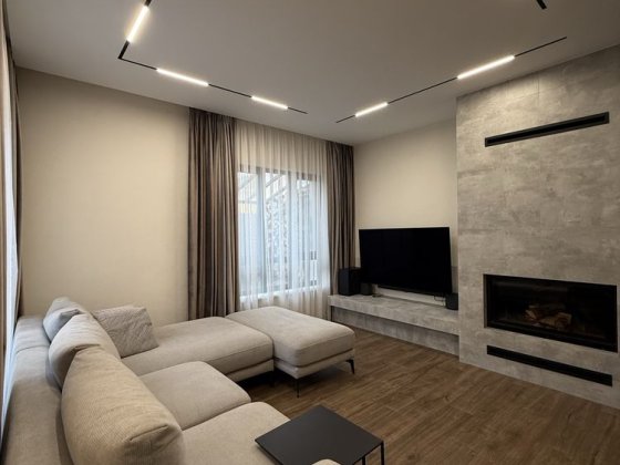 Продам кутовий котедж, в центральній частині міста. Ровно