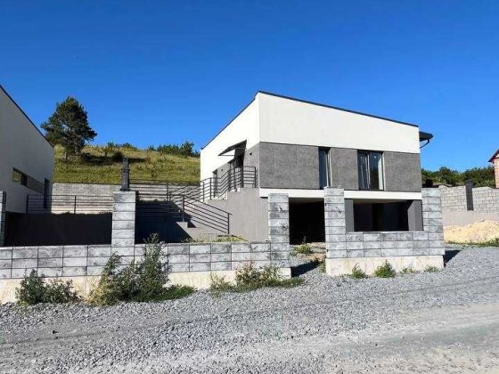 Продам сучасний будинок на ділянці 5.8 сот Ровно