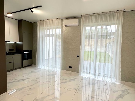 Продаж котеджу з ремонтом на Щасливому Ровно