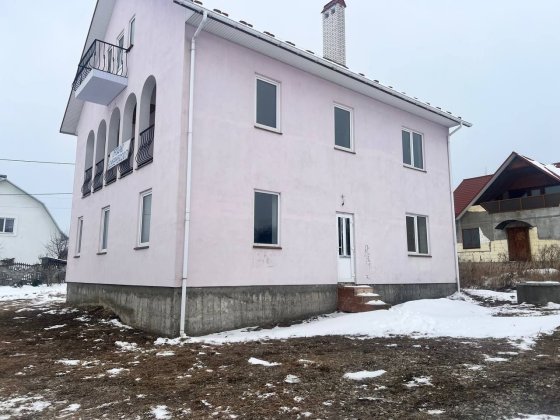 Зручна, двоповерхова, в надзвичайно красивому місці,, Сторожинець