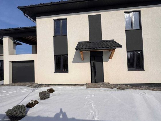 Двоповерховий будинок у Годилові з терасою Годилов