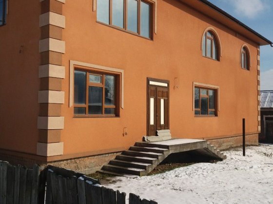 Продається двоповерховий житловий будинок Лужани