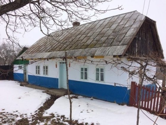 Продам хату і участок в селі Молодія 12км від Чернівців Молодія