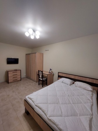 Здам нову 1 кімнатну квартиру з власним паркомісцем. - фото 1