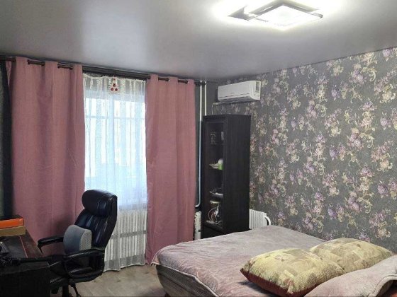 великогабаритна 2-кімнатна квартира від власника, Кам'янське Л/Б 4мкр Каменское