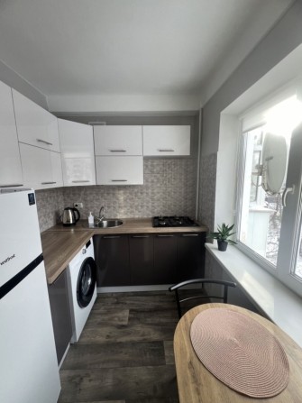 Сдам 1-2х к  комн комнатную кв-ру 10000 Правый берег - фото 1