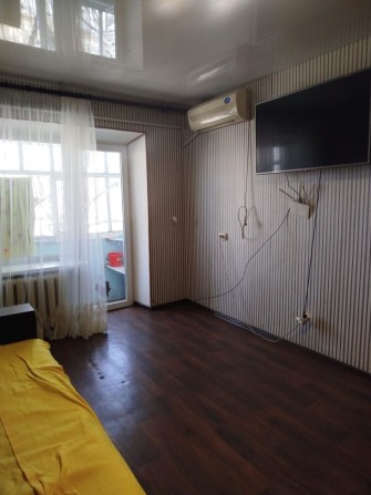 Сдам 1-2х к комн комнатную 9000 Командировка! Теплая! Можно с животным - фото 1