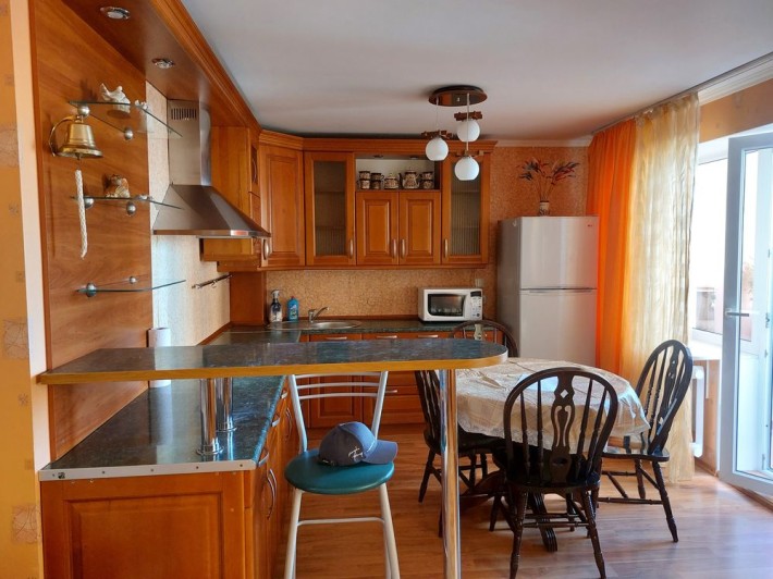 Сдам свою просторную двушку-студию в Черноморске - фото 1