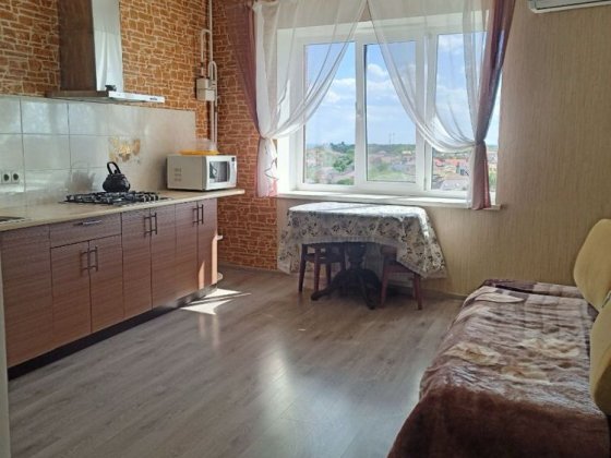 Сдам до лета  большую 1 комнаиную Монолите Черноморск