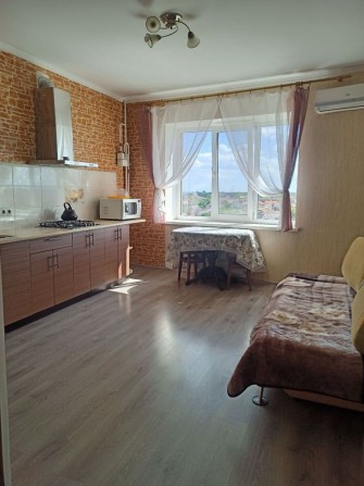 Сдам до лета  большую 1 комнаиную Монолите - фото 1