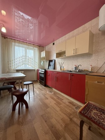 Здам на рік і більше чотирикімнатну квартиру в Чорноморську. - фото 1