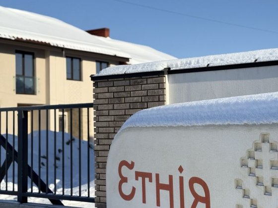 Продам котедж з МІСЬКИМИ комунікаціями, асфальт, Щасливе Ровно