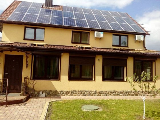 Будинок з окремою банею і басейном