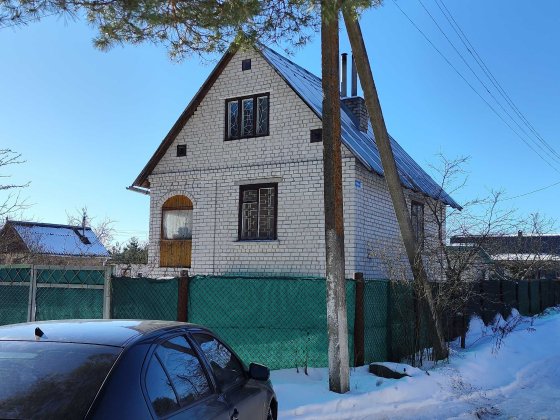 Продам двоповерховий цегляний будинок.Дві кімнати.6 соток приват/землі