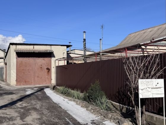 Продам житловий будинок із гаражами на території під СТО Запоріжжя