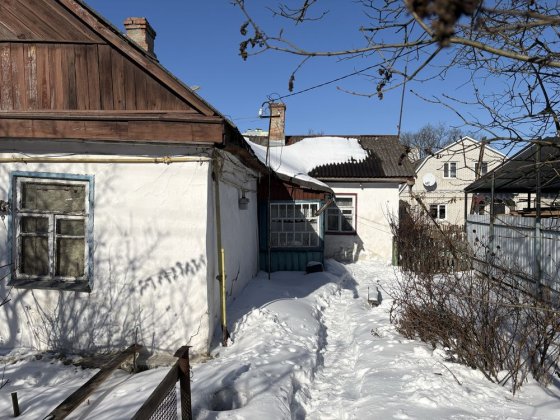 Продам частину будинку з окремим двором і ділянкою 6,2 сот