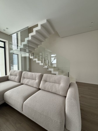 Продається новий сучасний двоповерховий будинок у центрі міста. - фото 1