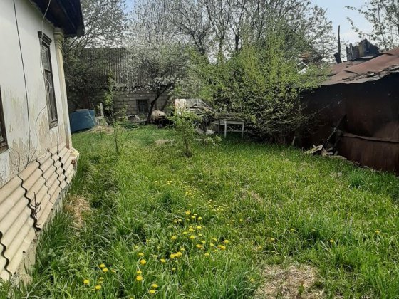 Продам частину будинку  з окремим  двором біля лісу