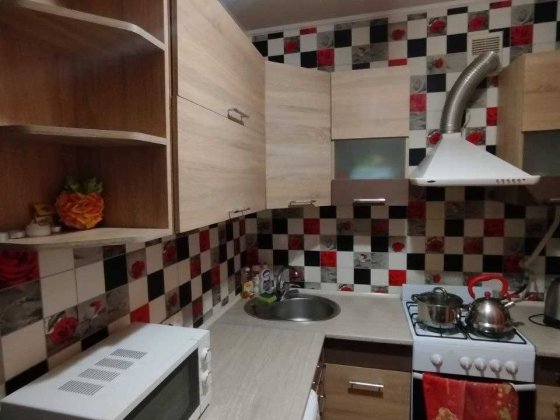 сдам долгосрочно трёхкомнатную квартиру на первом этаже Краматорск