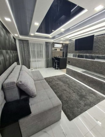 Сдам 1-комнатную квартиру с видом на площадь, центр города! - фото 1