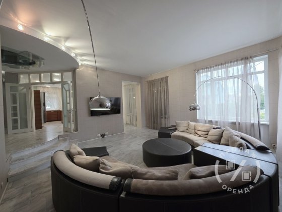 Стильний будинок у центрі з більярдною та камінною кімнатою Киев