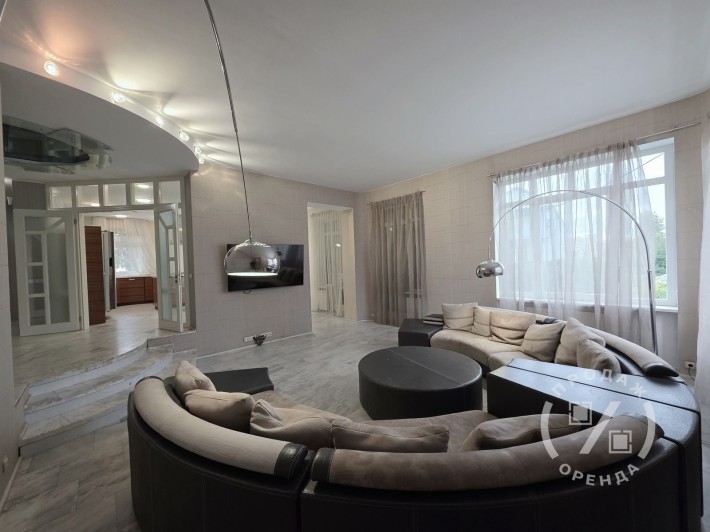 Стильний будинок у центрі з більярдною та камінною кімнатою - фото 1