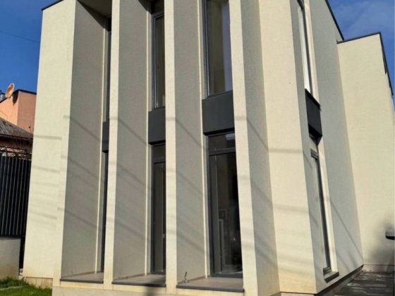 Продаж розкішного двоповерхового будинку поруч з центром міста Ужгород