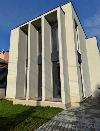 Продаж розкішного двоповерхового будинку поруч з центром міста - фото 1