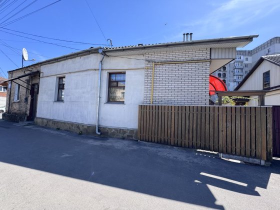 Продам цегляну частину будинку р-н Сінного ринку!!!