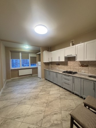 Оренда 1-кімнатної кв в обжитій новобудові, вільна - фото 1