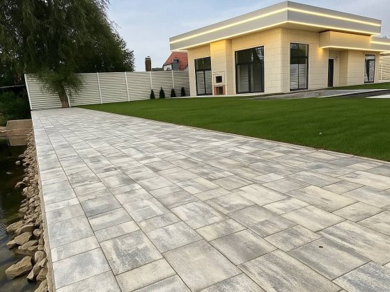 Дом на берегу реки с бассейном