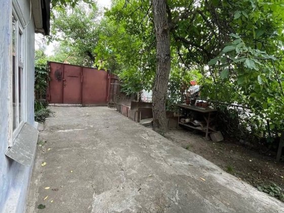 Продам двокімнатну частину будинка в центрі