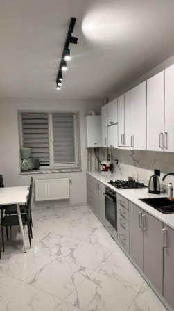 Здам сучасну 2х кімнатну квартиру на Виставці! - фото 1