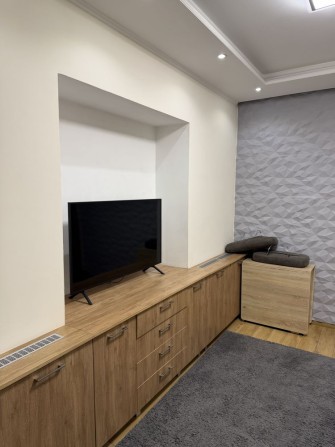 Оренда квартири новобудова технікою меблямі з зарядкою під електромобі - фото 1