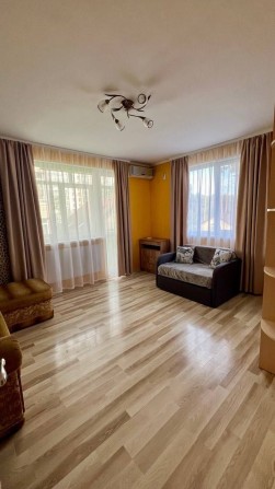 Здам в оренду затишну квартиру з великою балконом-лоджією - фото 1