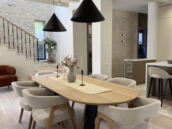 Новый дом из красного кирпича на Фонтане с бассейном и террасами. Одесса