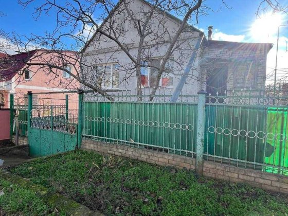 Продам добротний будинок поблизу річки