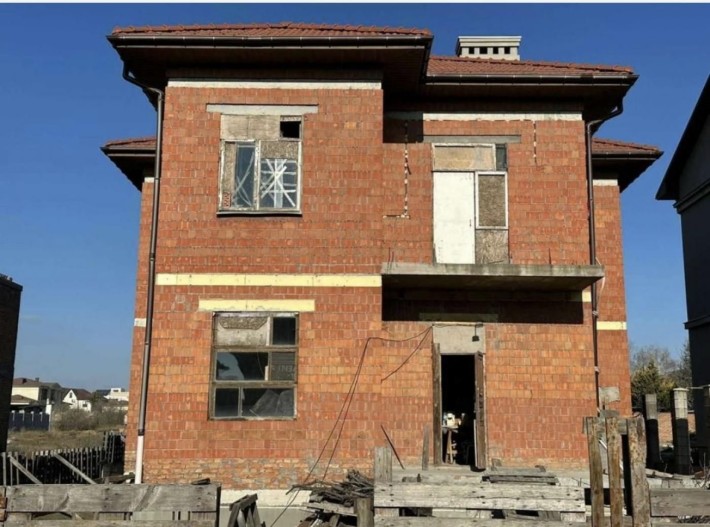 Коробка в центрі Совіньону за ціною ділянки! Терміново! - фото 1