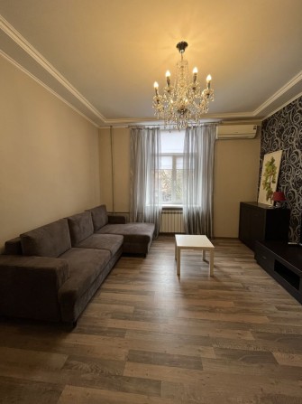 Центр, вул. Соборності 44, двокімнатна - фото 1