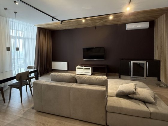 Пилипа Орлика 26  Центр закритий двір з паркінгом Полтава