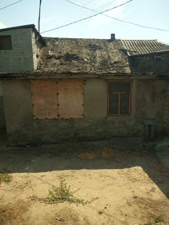 Продам часть дома с землей двор на 3 хозяина - фото 1