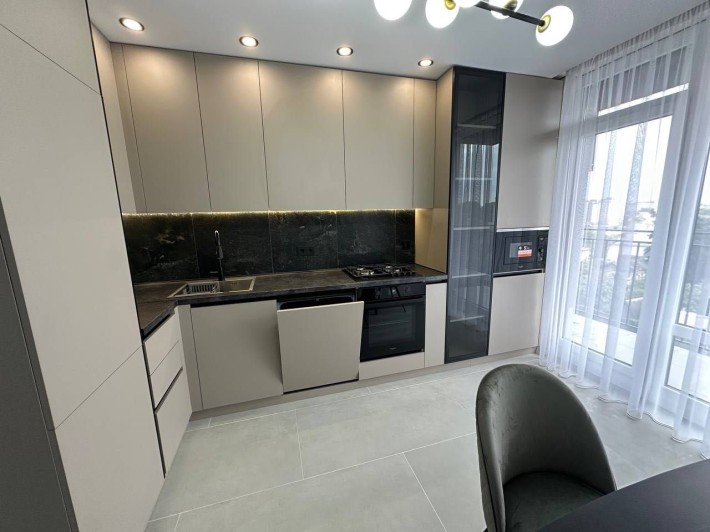 Оренда дизайнерської 1 км квартири поруч з центром - фото 1