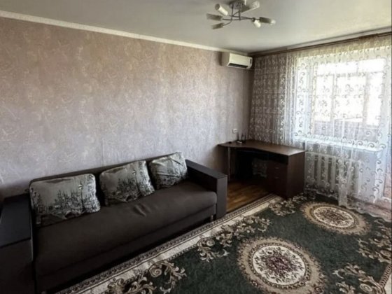 Р-н Фурманова поруч зупинка та АТБ Полтава