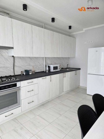 Оренда просторої 2 кім. квартири з євроремонтом  по вул. Довженка - фото 1