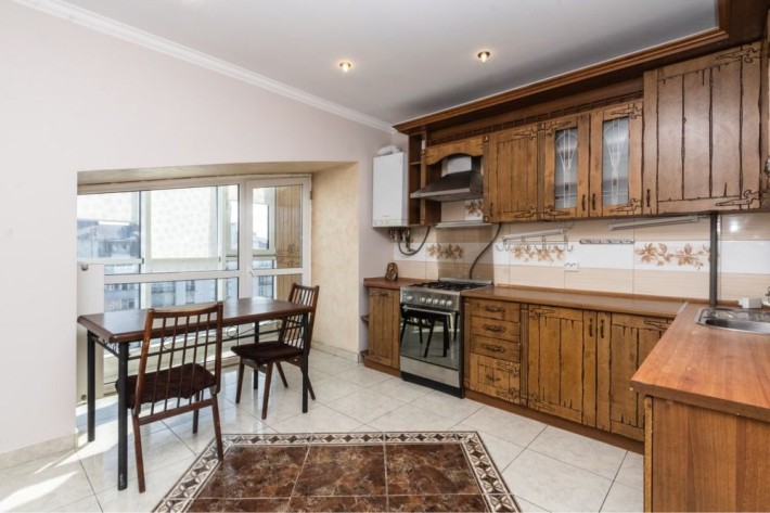 Оренда просторої 3к квартири у самому центрі міста - фото 1